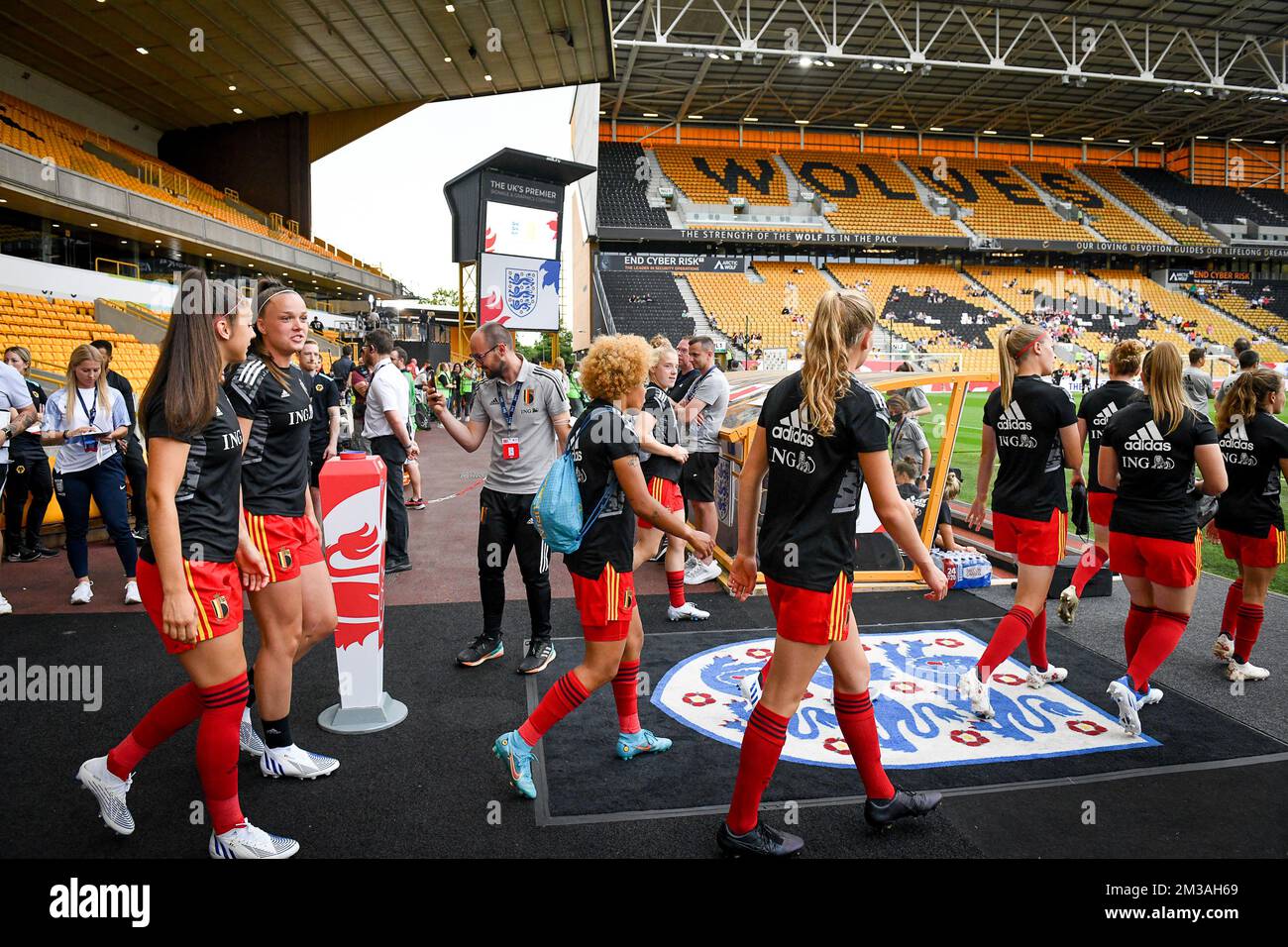 Belgische Spieler, die am Donnerstag, dem 16. Juni 2022, in Wolverhampton, Großbritannien, den Platz vor dem Freundschaftsspiel zwischen der belgischen Nationalmannschaft der Frauen, den Red Flames, und der englischen Nationalmannschaft der Frauen, Lionesses, betreten. BELGA FOTO DAVID CATRY Stockfoto