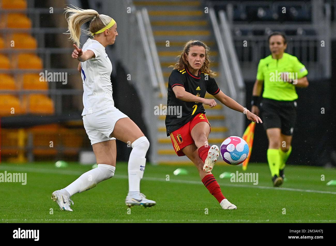 Die belgische Davina Philtjens wurde während des Freundschaftsspiels zwischen der belgischen Nationalmannschaft der Frauen, den Red Flames, und der englischen Nationalmannschaft der Frauen, Lionesses, in Wolverhampton, Großbritannien, am Donnerstag, den 16. Juni 2022 in Aktion gezeigt. BELGA FOTO DAVID CATRY Stockfoto