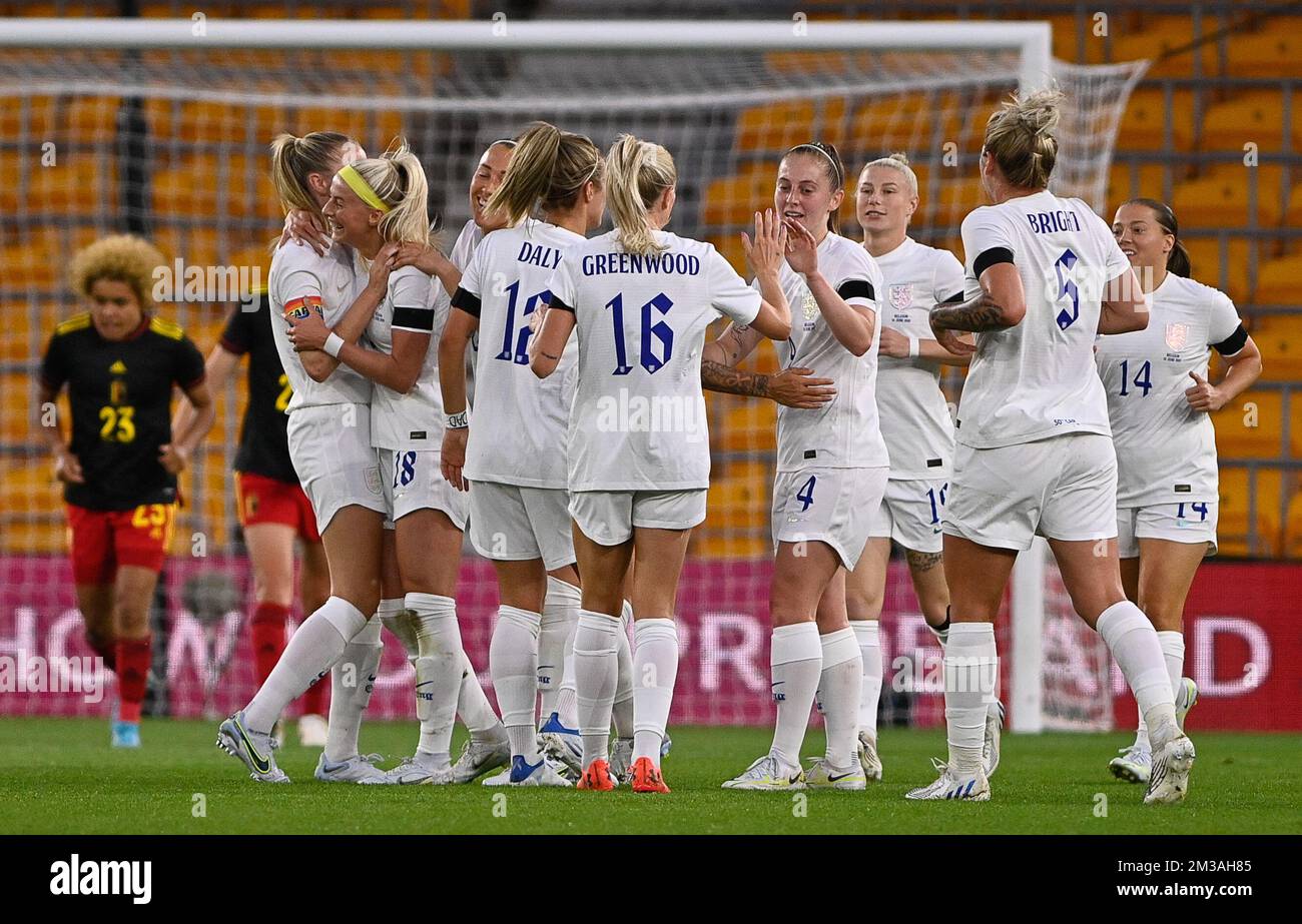 Englands Spieler feiern am Donnerstag, dem 16. Juni 2022, nach dem Tor während des Freundschaftsspiels zwischen der belgischen Nationalmannschaft der Frauen, den Red Flames, und der englischen Nationalmannschaft der Frauen, Lionesses, in Wolverhampton, Großbritannien. BELGA FOTO DAVID CATRY Stockfoto
