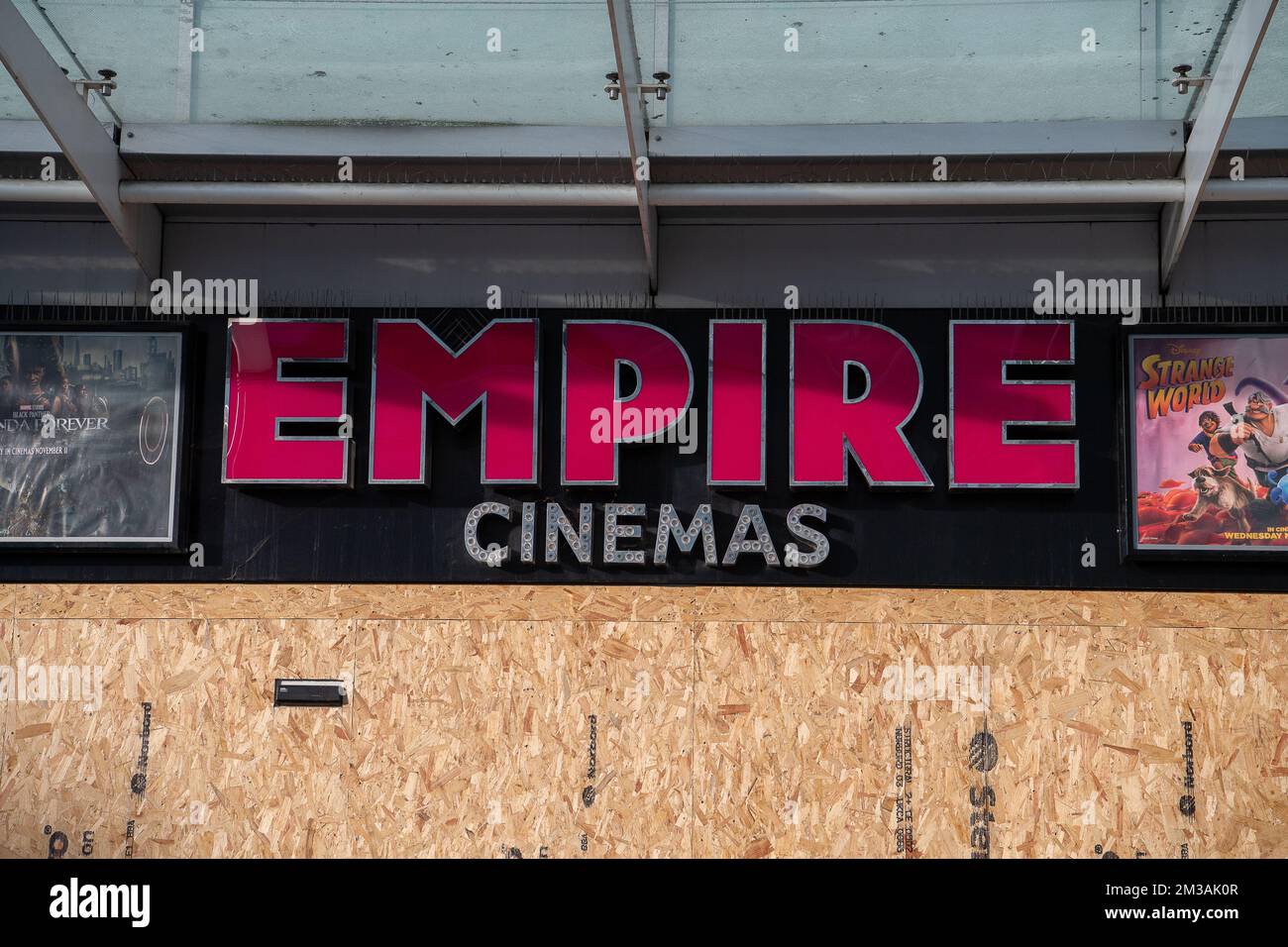 Slough, Berkshire, Großbritannien. 14.. Dezember 2022. Das Empire Cinema in Slough wurde plötzlich und unerwartet geschlossen. Viele Unternehmen schließen in Slough, da eine große Umgestaltung des Stadtzentrums stattfinden wird, die einen Großteil der Stadt wie eine Geisterstadt zurücklässt. Kredit: Maureen McLean/Alamy Live News Stockfoto