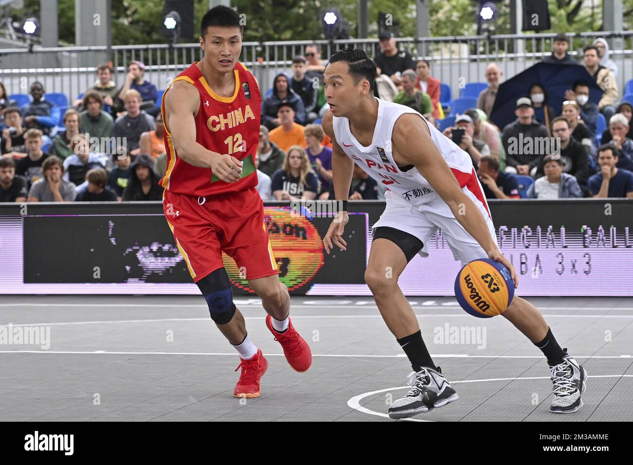 Der chinesische Yuanbo Zhu und der japanische Tomoya Ochiai wurden während eines 3x3-Basketballspiels zwischen China und Japan in der Qualifikationsstufe der Männer auf der FIBA 2022-Weltmeisterschaft am Freitag, den 24. Juni 2022 in Antwerpen gezeigt. Die FIBA 3x3 Basket World Cup 2022 findet vom 21. Bis 26. Juni in Antwerpen statt. BELGA FOTO DIRK WAEM Stockfoto