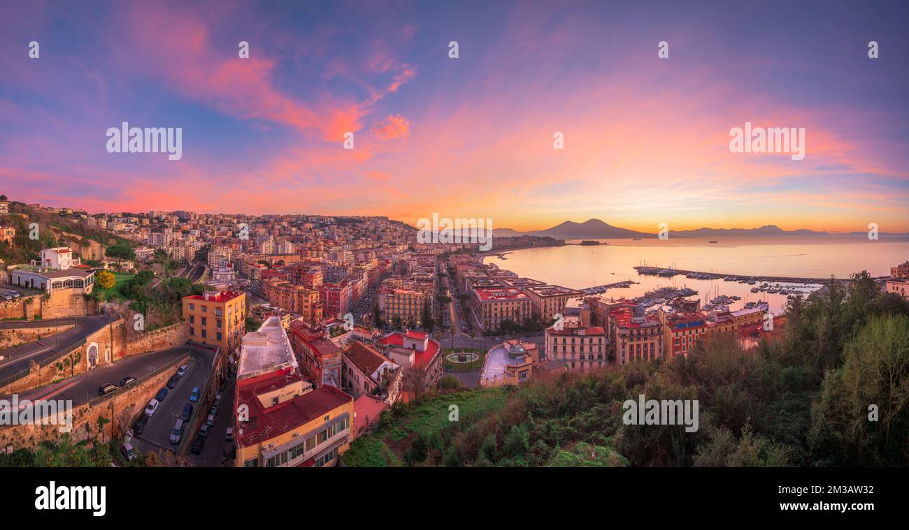 Neapel, Italien, Skyline an der Bucht mit Mt. Vesuv bei Sonnenaufgang. Stockfoto