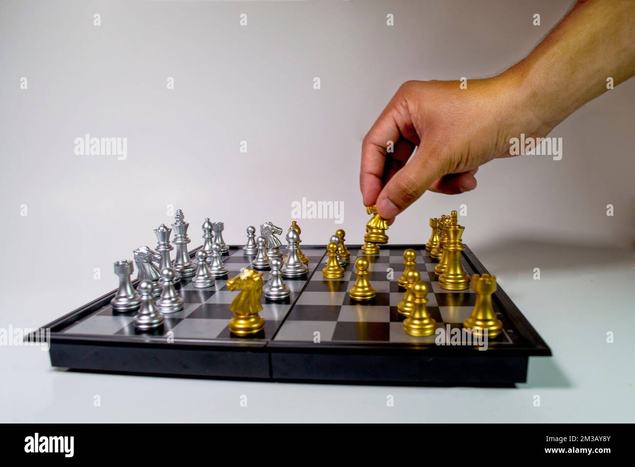 Schachspiel mit der Hand, perfekter Bewegungssport, weißer Hintergrund Stockfoto