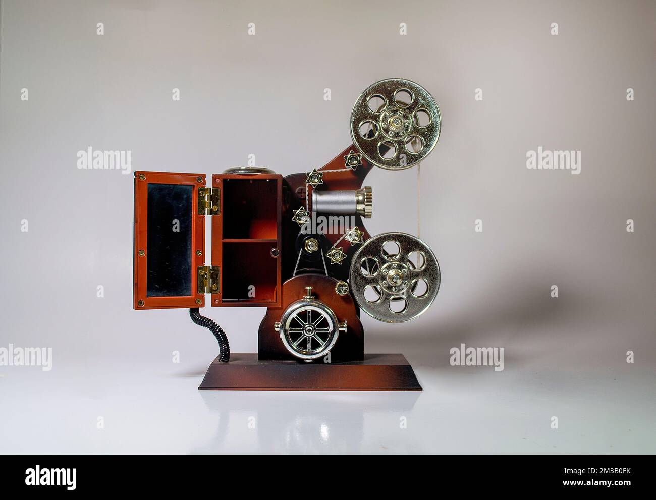 Schmuck in Form einer braunen Filmkamera auf weißem Hintergrund Stockfoto