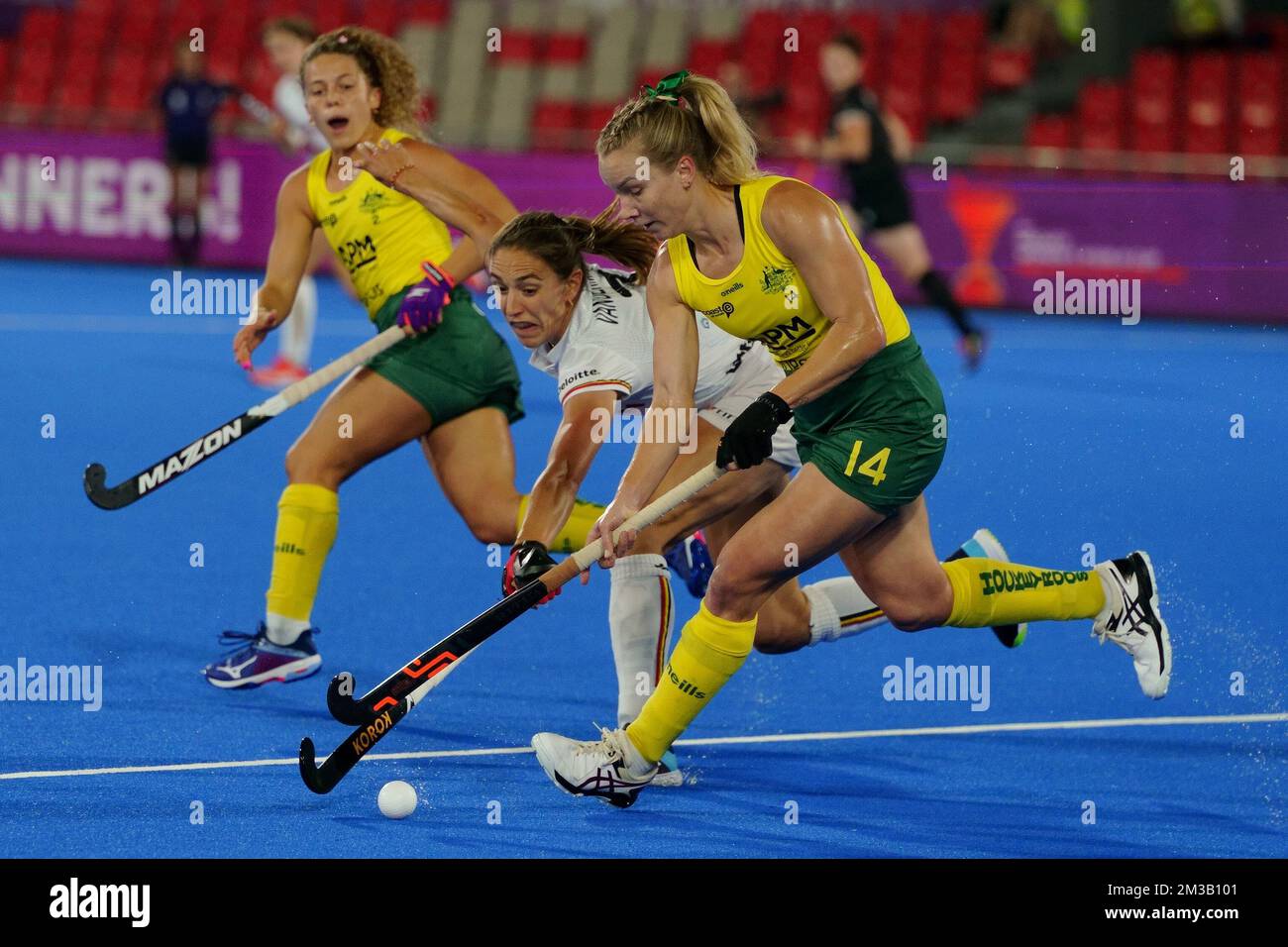 Judith Vandermeiren aus Belgien und Stephanie Kershaw aus Australien kämpfen um den Ball während eines Hockeyspiels zwischen den belgischen Red Panthers und Australien, Dienstag, den 05. Juli 2022, in Terrassa, Spanien, Spiel 2/3 in Pool D der Gruppenphase der Women's FIH-Weltmeisterschaft 2022. BELGA FOTO JOMA GARCIA Stockfoto