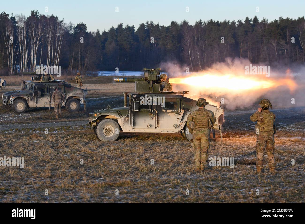 USA Fallschirmjäger, zugewiesen zu 1.. Geschwader, 91.. Kavallerie-Regiment, 173.. Luftwaffenbrigade, eine U-Bahn abfeuern, optisch verfolgt, Drahtgeführtes (SCHLEPPRAKETENFAHRZEUG) auf dem Trainingsgelände Grafenwoehr des 7.. Armeeausbildungskommandos, Deutschland, 13. Dezember 2022. Die 173.. Brigade ist die USA Armee-Notfalleinsatztruppe in Europa, fähig, Einsatzkräfte überall in den USA zu projizieren Zuständigkeitsbereiche der Kommandos Europa, Afrika oder Zentralafrika. (USA Armeefoto von Markus Rauchenberger) Stockfoto