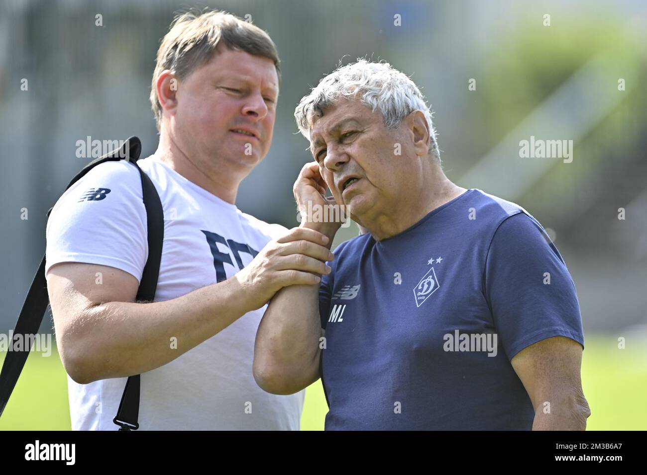 Die Cheftrainerin von Kiew, Mircea Lucescu, wurde während einer Trainingseinheit des ukrainischen Fußballvereins FC Dynamo Kiew am Donnerstag, dem 14. Juli 2022, im „Petit Heyzel“/„kleine Heizel“ in Brüssel fotografiert. Die Stadt Brüssel stellt dem Fußballteam das kleine Heysel-Stadion zur Verfügung, damit sie vor dem Freundschaftsspiel gegen Antwerpen am Freitag, dem 15. Juli, trainieren können. Sie sind im Rahmen ihrer internationalen Tournee 'Stoppt den Krieg - Betet für den Frieden' in Brüssel. BELGA FOTO DIRK WAEM Stockfoto