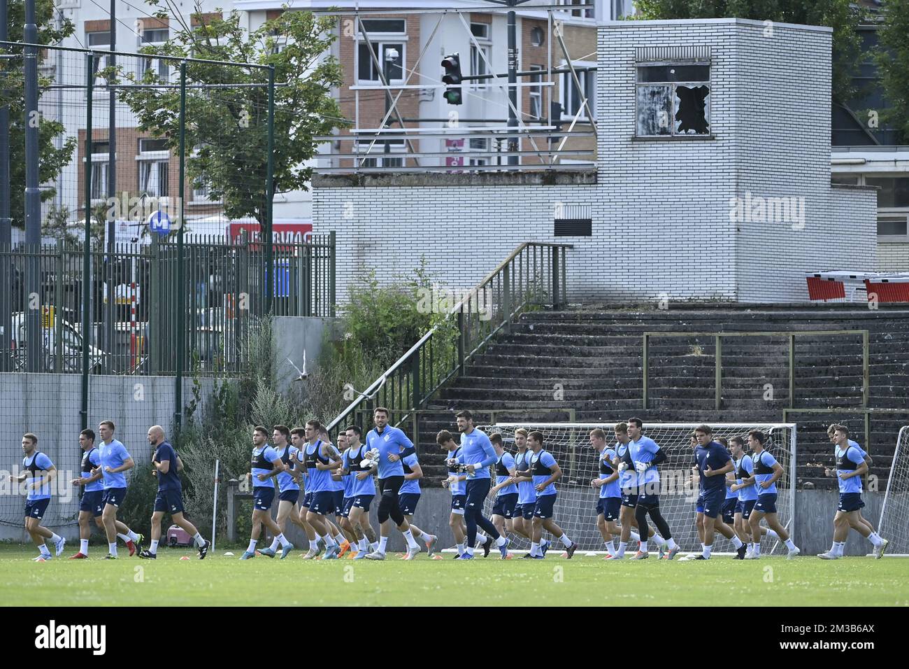 Die Spieler von Dynamo Kiew, aufgenommen während einer Trainingseinheit des ukrainischen Fußballvereins FC Dynamo Kiew, Donnerstag, 14. Juli 2022, im 'Petit Heyzel'/ 'kleine Heizel', in Brüssel. Die Stadt Brüssel stellt dem Fußballteam das kleine Heysel-Stadion zur Verfügung, damit sie vor dem Freundschaftsspiel gegen Antwerpen am Freitag, dem 15. Juli, trainieren können. Sie sind im Rahmen ihrer internationalen Tournee 'Stoppt den Krieg - Betet für den Frieden' in Brüssel. BELGA FOTO DIRK WAEM Stockfoto