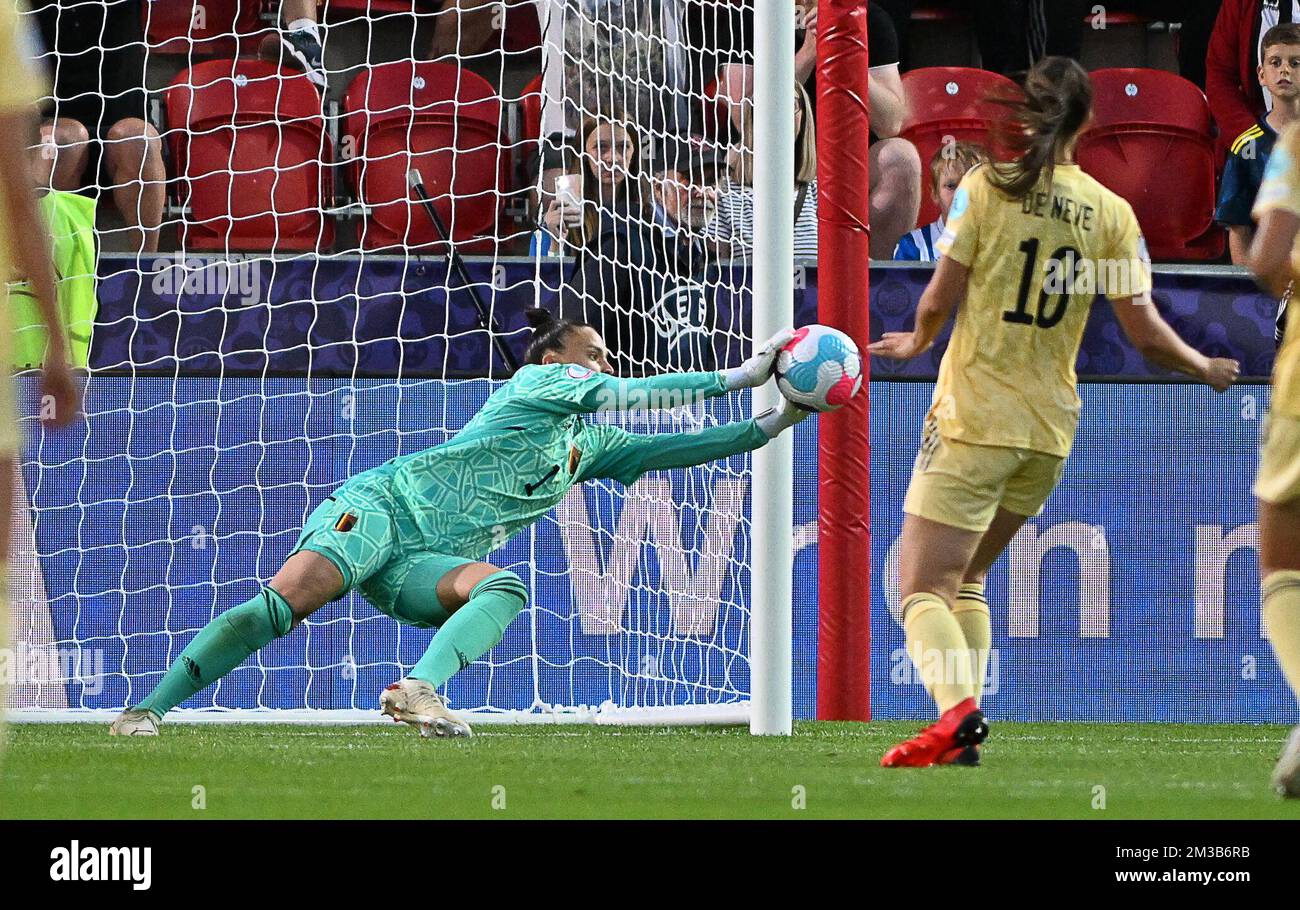 Belgiens Torhüterin Nicky Evrard rettet einen Torversuch während eines Spiels zwischen der belgischen Nationalmannschaft der Frauen, den Roten Flammen, und Frankreich, am Donnerstag, dem 14. Juli 2022, in Rotherham, England, dem zweiten Spiel in der Gruppe D beim Women's Euro 2022 Turnier. Die UEFA-Fußball-Europameisterschaft der Frauen 2022 findet vom 6. Bis 31. Juli statt. BELGA FOTO DAVID CATRY Stockfoto