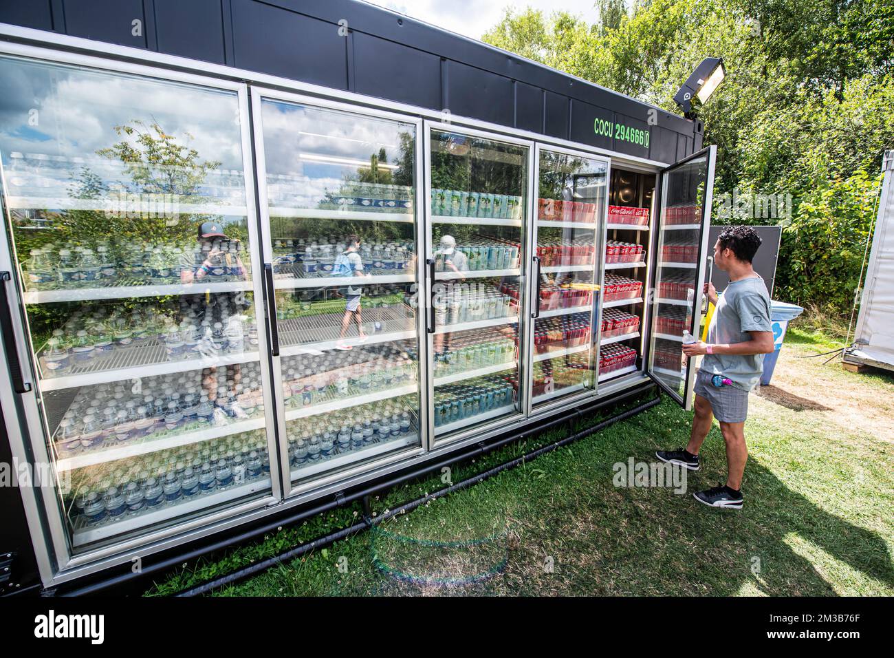 Die Abbildung zeigt einen Kühlcontainer mit kostenlosem Wasser und alkoholfreien Getränken für die Crew am ersten Tag des elektronischen Musikfestivals Tomorrowland, Freitag, 15. Juli 2022, in Boom. Die Ausgabe 16. des Festivals findet an drei Wochenenden auf dem Gelände „De Schorre“ in Boom statt, vom 15. Bis 17. Juli, vom 22. Bis 24. Juli 2022 und vom 29. Bis 31. Juli. Das Festival musste im Rahmen der laufenden Coronavirus-Pandemie um zwei Jahre verschoben werden. BELGA FOTO JONAS ROOSENS Stockfoto