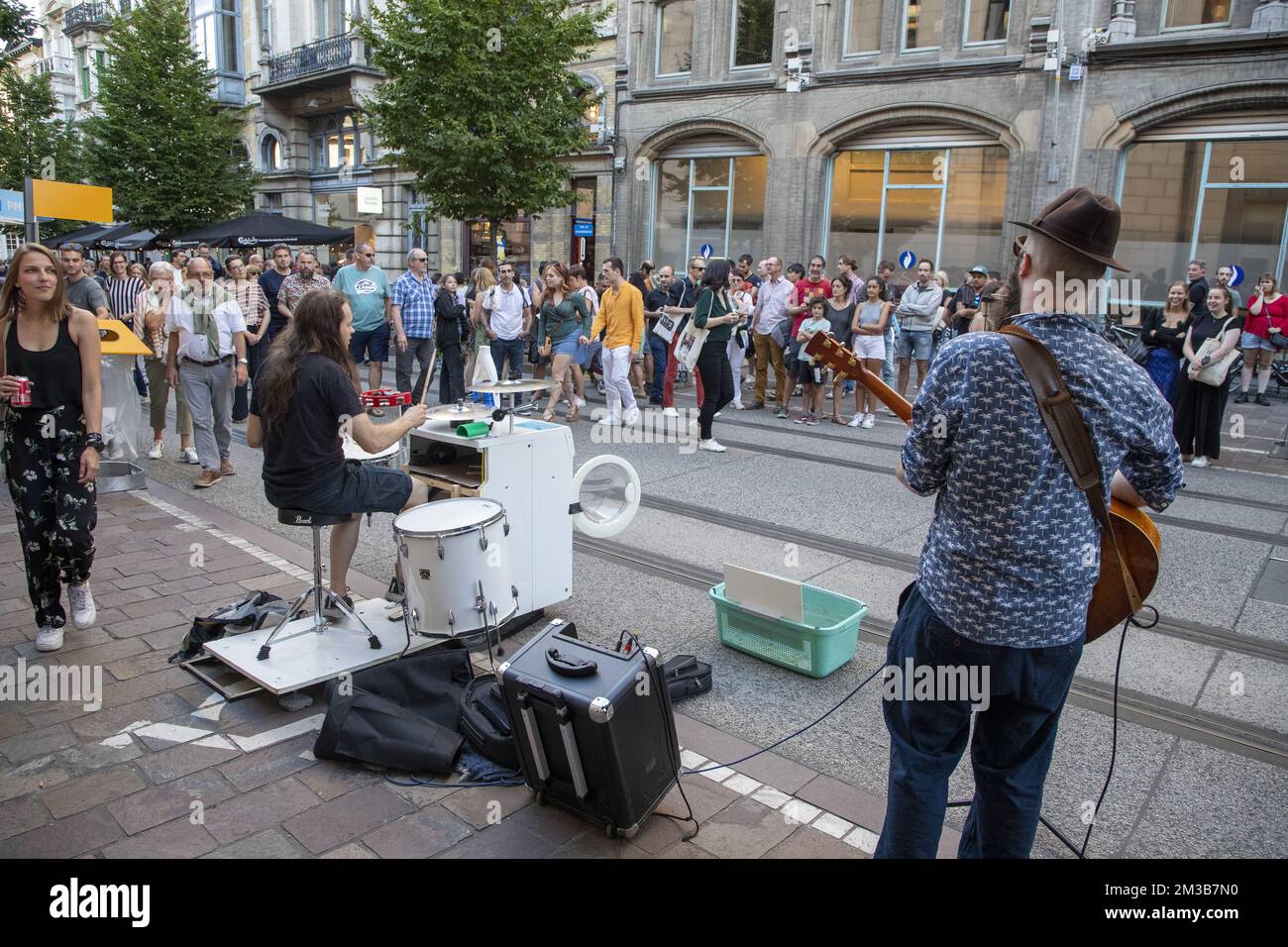 Straßenkünstler treten auf und während der offiziellen Eröffnung der Ausgabe 179. des Stadtfestivals „Gentse Feesten“ in Gent, Freitag, 15. Juli 2022. Die diesjährige Ausgabe findet vom 15. Bis 24. Juli statt. BELGA FOTO NICOLAS MAETERLINCK Stockfoto