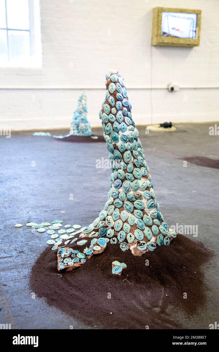 Skulptur mit Augen bei der Free Range Show 2019 in der Old Truman Brewery, Brick Lane, London, Großbritannien Stockfoto