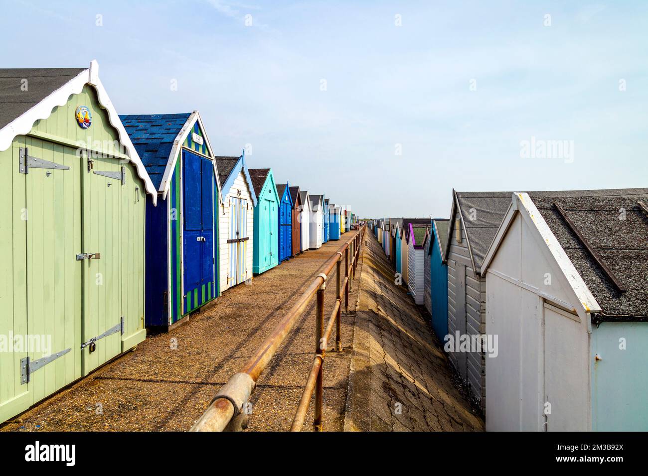 Reihen farbenfroher Strandhütten in Felixstowe, Suffolk, Großbritannien Stockfoto