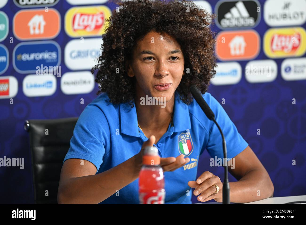 Die italienische Sara Gama, die während einer Pressekonferenz der italienischen Nationalmannschaft der Frauen am Sonntag, dem 17. Juli 2022 in Manchester, England, vor dem dritten und letzten Gruppenspiel in der Gruppe D des Women's Euro 2022-Turniers abgebildet wurde. Die UEFA-Fußball-Europameisterschaft der Frauen 2022 findet vom 6. Bis 31. Juli statt. BELGA FOTO DAVID CATRY Stockfoto