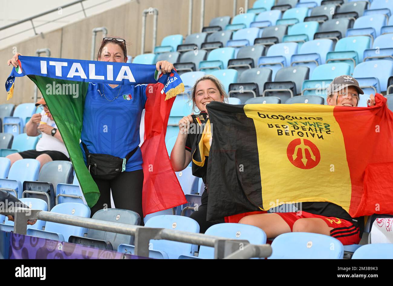 Belgische und italienische Fans und Fans im Vorfeld eines Spiels zwischen der belgischen Nationalmannschaft der Frauen, den Roten Flammen, und Italien, in Manchester, England, am Montag, 18. Juli 2022, drittes und letztes Spiel in der Gruppe D beim Women's Euro 2022 Turnier. Die UEFA-Fußball-Europameisterschaft der Frauen 2022 findet vom 6. Bis 31. Juli statt. BELGA FOTO DAVID CATRY Stockfoto