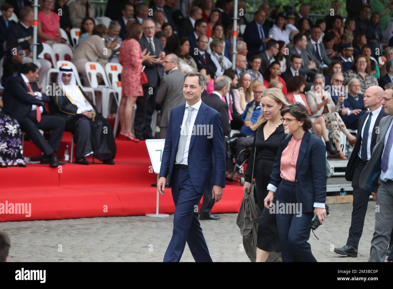 Premierminister Alexander De Croo, Staatssekretärin für Haushalt Eva De Bleeker und Energieministerin Tinne Van der Straeten kommen am 21. Juli 2022 in Brüssel zur militärischen und zivilen Parade zum Belgischen Nationalfeiertag. BELGA FOTO NICOLAS MAETERLINCK Stockfoto