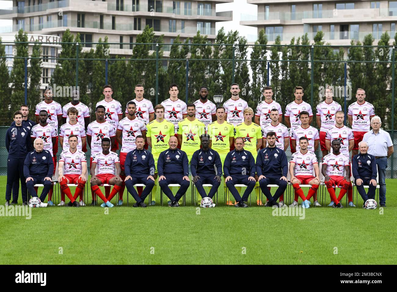 Essevees Spieler in der hinteren Reihe von links nach rechts: Novatus Miroshi, Modou Tambedou, Oleksandr Drambaiev, Timothy Derijck, Bent Sormo, Abdulaye Sissako, Borja López, Nicolas Rommens, David Hubert, Lennert Hallaert, Laurens De Bock, mittlere Reihe von links nach rechts: Physiotherapeut Simon Cottens, Physiotrainer Jarno De Vleeschauwer, Alieu Fadera, Lukas Willen, Youssuf Sylla, Zinho Gano, Sef Van Damme, Louis Bostyn, Sammy Bossut, Martijn Beernaert, Stan Braem, Jelle Vossen, Wout De Buyser, erste Reihe von links nach rechts: Material man Jean-Marie Moerman, Vigen Christensen Lasse, Mamadou Sangaré, Video ana Stockfoto