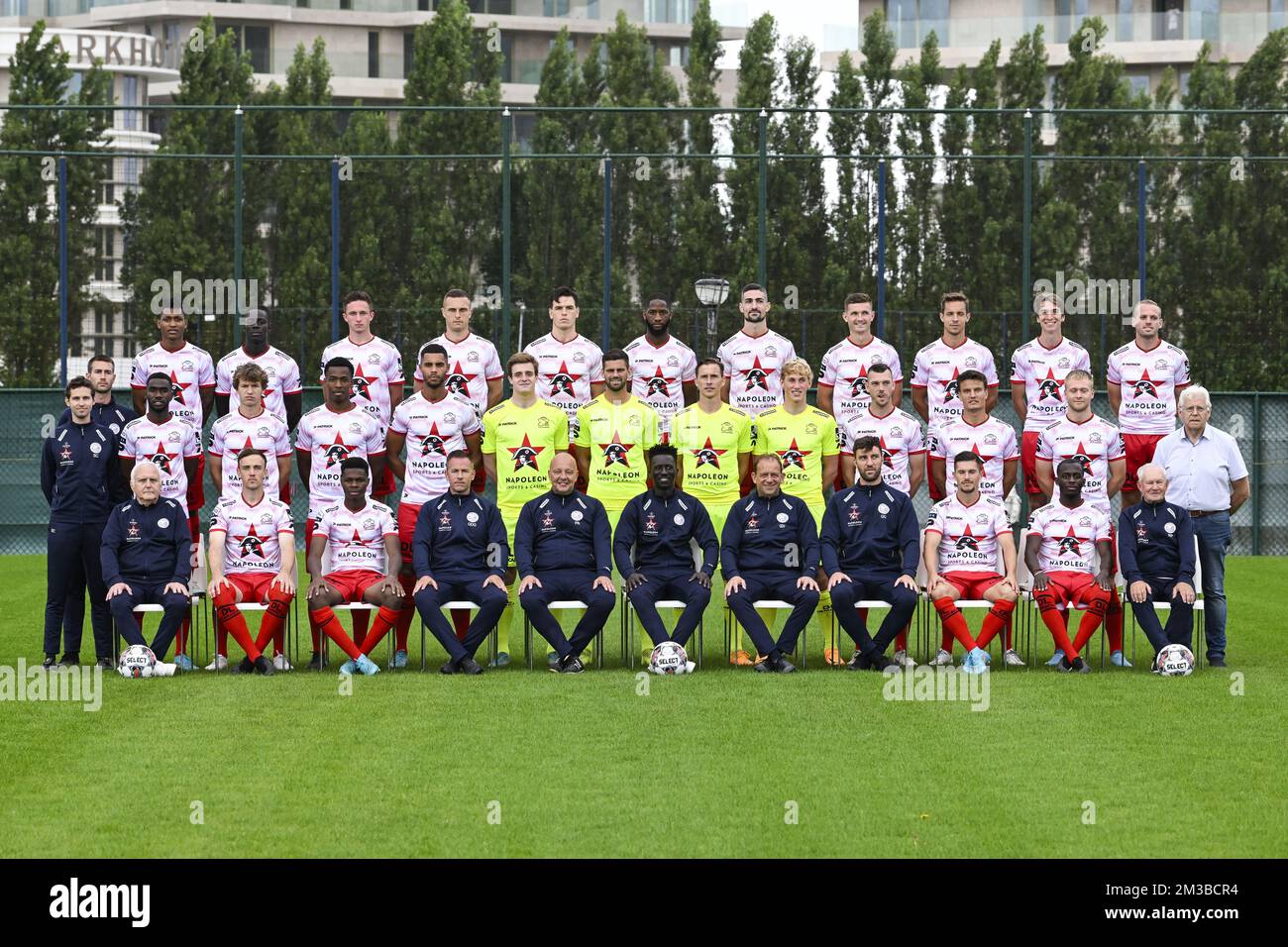 Essevees Spieler in der hinteren Reihe von links nach rechts: Novatus Miroshi, Modou Tambedou, Oleksandr Drambaiev, Timothy Derijck, Bent Sormo, Abdulaye Sissako, Borja López, Nicolas Rommens, David Hubert, Lennert Hallaert, Laurens De Bock, mittlere Reihe von links nach rechts: Physiotherapeut Simon Cottens, Physiotrainer Jarno De Vleeschauwer, Alieu Fadera, Lukas Willen, Youssuf Sylla, Zinho Gano, Sef Van Damme, Louis Bostyn, Sammy Bossut, Martijn Beernaert, Stan Braem, Jelle Vossen, Wout De Buyser, erste Reihe von links nach rechts: Material man Jean-Marie Moerman, Vigen Christensen Lasse, Mamadou Sangaré, Video ana Stockfoto
