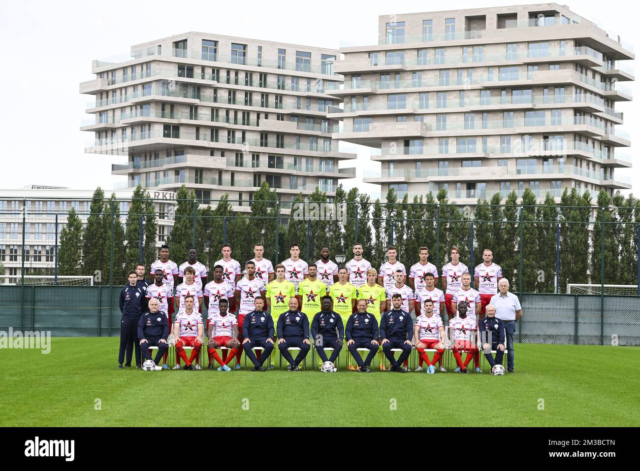 Essevees Spieler in der hinteren Reihe von links nach rechts: Novatus Miroshi, Modou Tambedou, Oleksandr Drambaiev, Timothy Derijck, Bent Sormo, Abdulaye Sissako, Borja López, Nicolas Rommens, David Hubert, Lennert Hallaert, Laurens De Bock, mittlere Reihe von links nach rechts: Physiotherapeut Simon Cottens, Physiotrainer Jarno De Vleeschauwer, Alieu Fadera, Lukas Willen, Youssuf Sylla, Zinho Gano, Sef Van Damme, Louis Bostyn, Sammy Bossut, Martijn Beernaert, Stan Braem, Jelle Vossen, Wout De Buyser, erste Reihe von links nach rechts: Material man Jean-Marie Moerman, Vigen Christensen Lasse, Mamadou Sangaré, Video ana Stockfoto