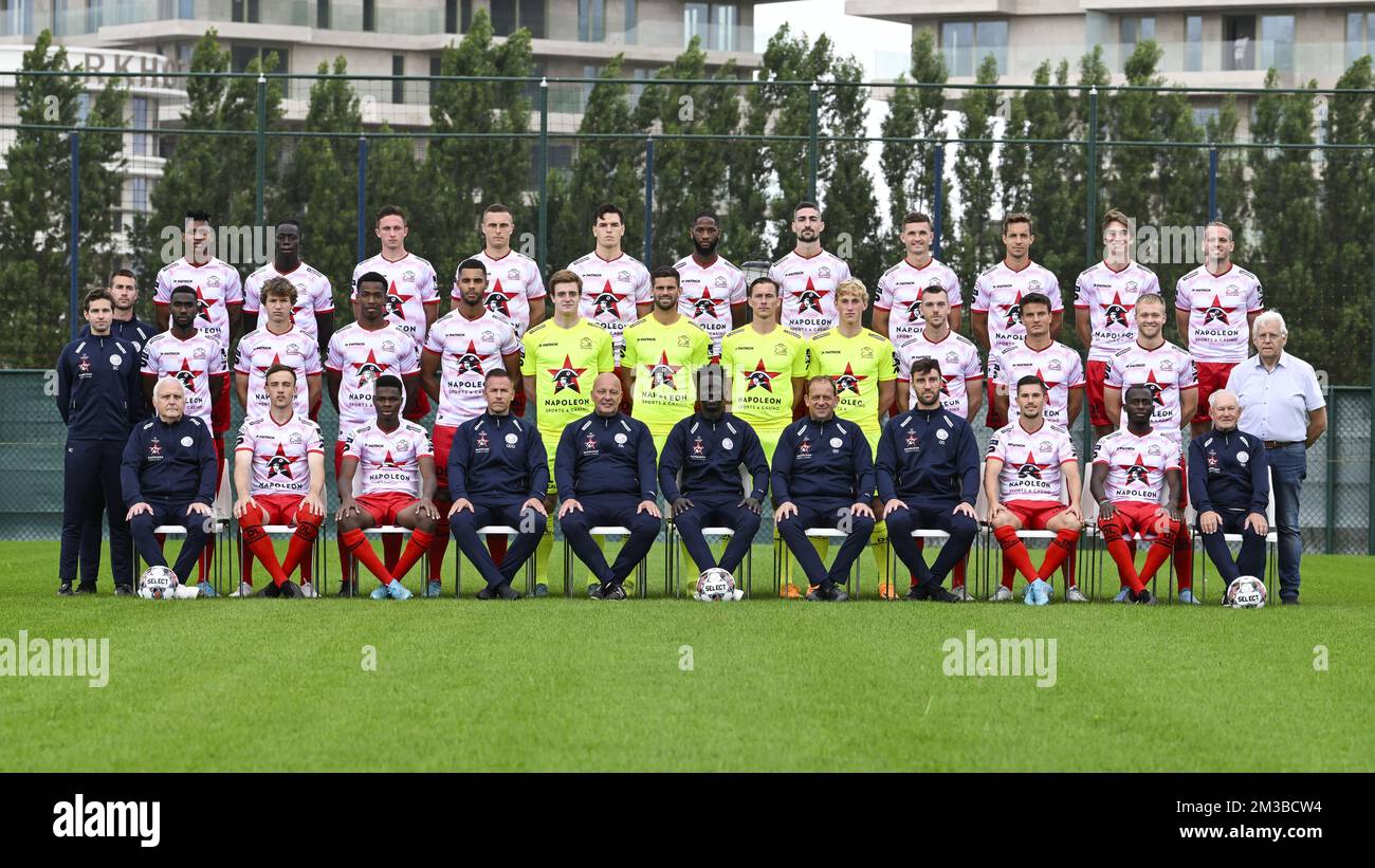 Essevees Spieler in der hinteren Reihe von links nach rechts: Novatus Miroshi, Modou Tambedou, Oleksandr Drambaiev, Timothy Derijck, Bent Sormo, Abdulaye Sissako, Borja López, Nicolas Rommens, David Hubert, Lennert Hallaert, Laurens De Bock, mittlere Reihe von links nach rechts: Physiotherapeut Simon Cottens, Physiotrainer Jarno De Vleeschauwer, Alieu Fadera, Lukas Willen, Youssuf Sylla, Zinho Gano, Sef Van Damme, Louis Bostyn, Sammy Bossut, Martijn Beernaert, Stan Braem, Jelle Vossen, Wout De Buyser, erste Reihe von links nach rechts: Material man Jean-Marie Moerman, Vigen Christensen Lasse, Mamadou Sangaré, Video ana Stockfoto