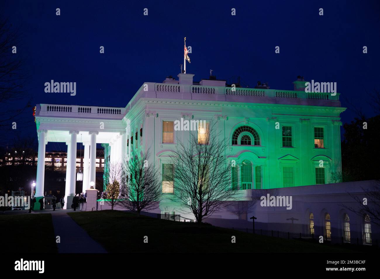 Washington, USA. 14.. Dezember 2022. Das Weiße Haus ist mit grünem Licht beleuchtet, um den zehnjährigen Jahrestag der Schießerei an der Sandy Hook Elementary School in Newtown, Connecticut, zu begehen, die am 14. Dezember 2012 in Washington, DC, USA, am 14. Dezember 2022 stattfand. Kredit: SIPA USA/Alamy Live News Stockfoto