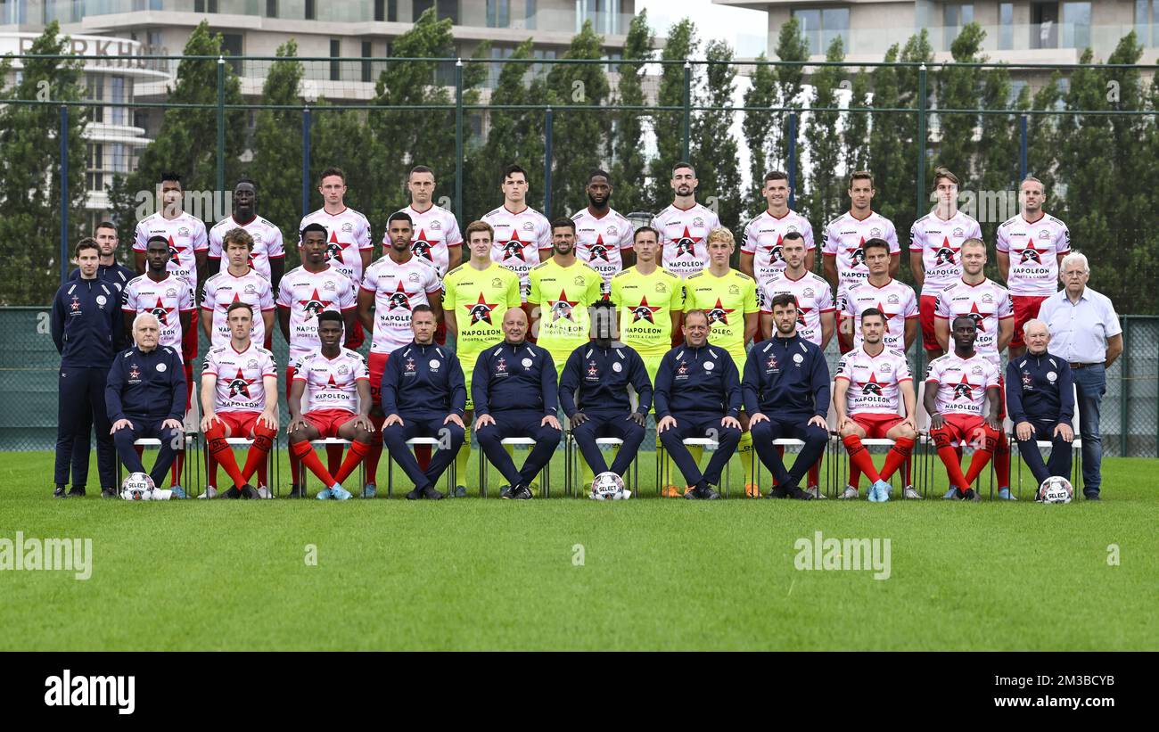 Essevees Spieler in der hinteren Reihe von links nach rechts: Novatus Miroshi, Modou Tambedou, Oleksandr Drambaiev, Timothy Derijck, Bent Sormo, Abdulaye Sissako, Borja López, Nicolas Rommens, David Hubert, Lennert Hallaert, Laurens De Bock, mittlere Reihe von links nach rechts: Physiotherapeut Simon Cottens, Physiotrainer Jarno De Vleeschauwer, Alieu Fadera, Lukas Willen, Youssuf Sylla, Zinho Gano, Sef Van Damme, Louis Bostyn, Sammy Bossut, Martijn Beernaert, Stan Braem, Jelle Vossen, Wout De Buyser, erste Reihe von links nach rechts: Material man Jean-Marie Moerman, Vigen Christensen Lasse, Mamadou Sangaré, Video ana Stockfoto