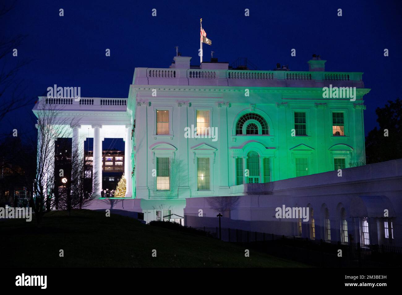 Das Weiße Haus ist mit grünem Licht beleuchtet, um den zehnjährigen Jahrestag der Schießerei an der Sandy Hook Elementary School in Newtown, Connecticut, zu begehen, die am 14. Dezember 2012 in Washington, DC, USA, am 14. Dezember 2022 stattfand. Stockfoto