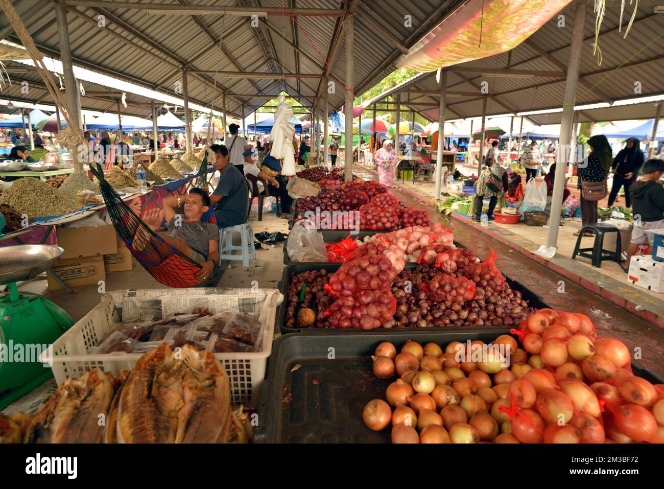 Eine Szene auf dem Sonntagsmarkt (Pasar Tani Kekal Tamu) in Kota Belud, Sabah, Borneo, Malaysia. Stockfoto