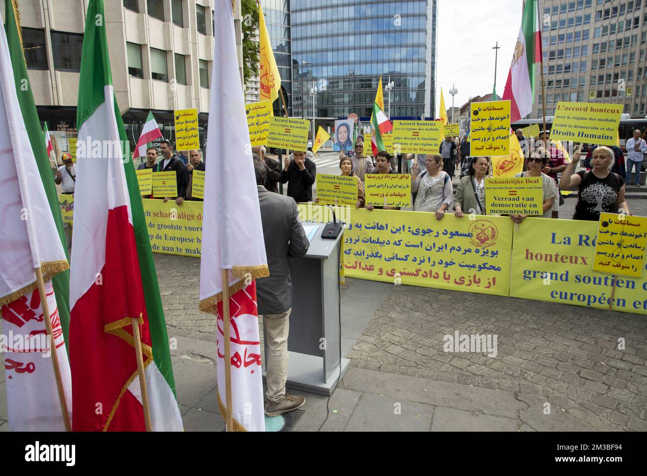 Die Abbildung zeigt einen Protest gegen den Vertrag zwischen der belgischen Regierung und dem iranischen Regime in Brüssel am Donnerstag, den 28. Juli 2022. In den letzten Tagen wurde über einen Gesetzesentwurf diskutiert, der es Belgien ermöglichen würde, Gefangene mit dem Iran auszutauschen. BELGA FOTO NICOLAS MAETERLINCK Stockfoto