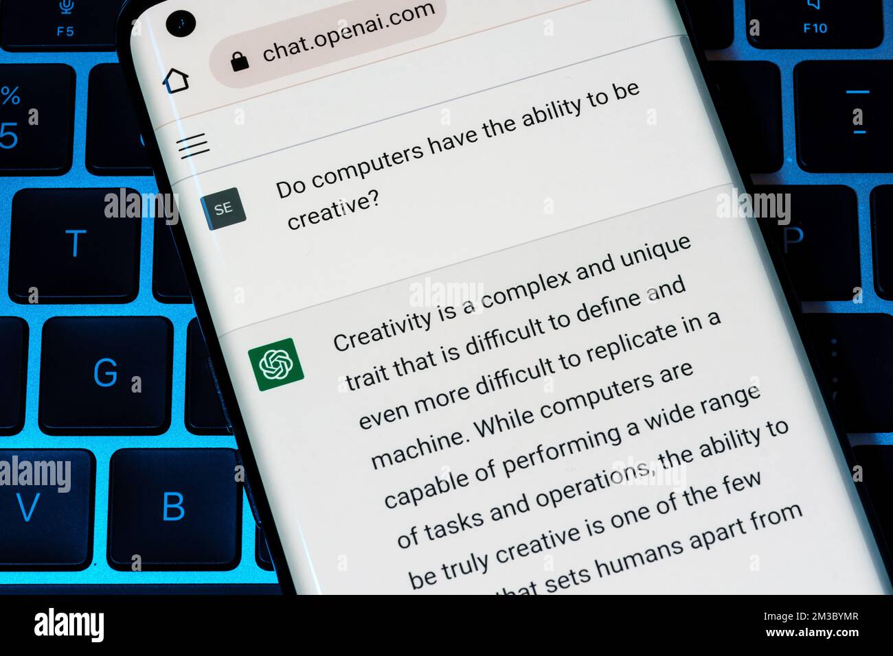 ÖFFNEN Sie den AI-ChatGPT-Chat-bot, der auf einem Smartphone auf einem Laptop angezeigt wird. KI-Chatbot beantwortete die Frage nach Computern und Kreativität. Stafford, United Ki Stockfoto