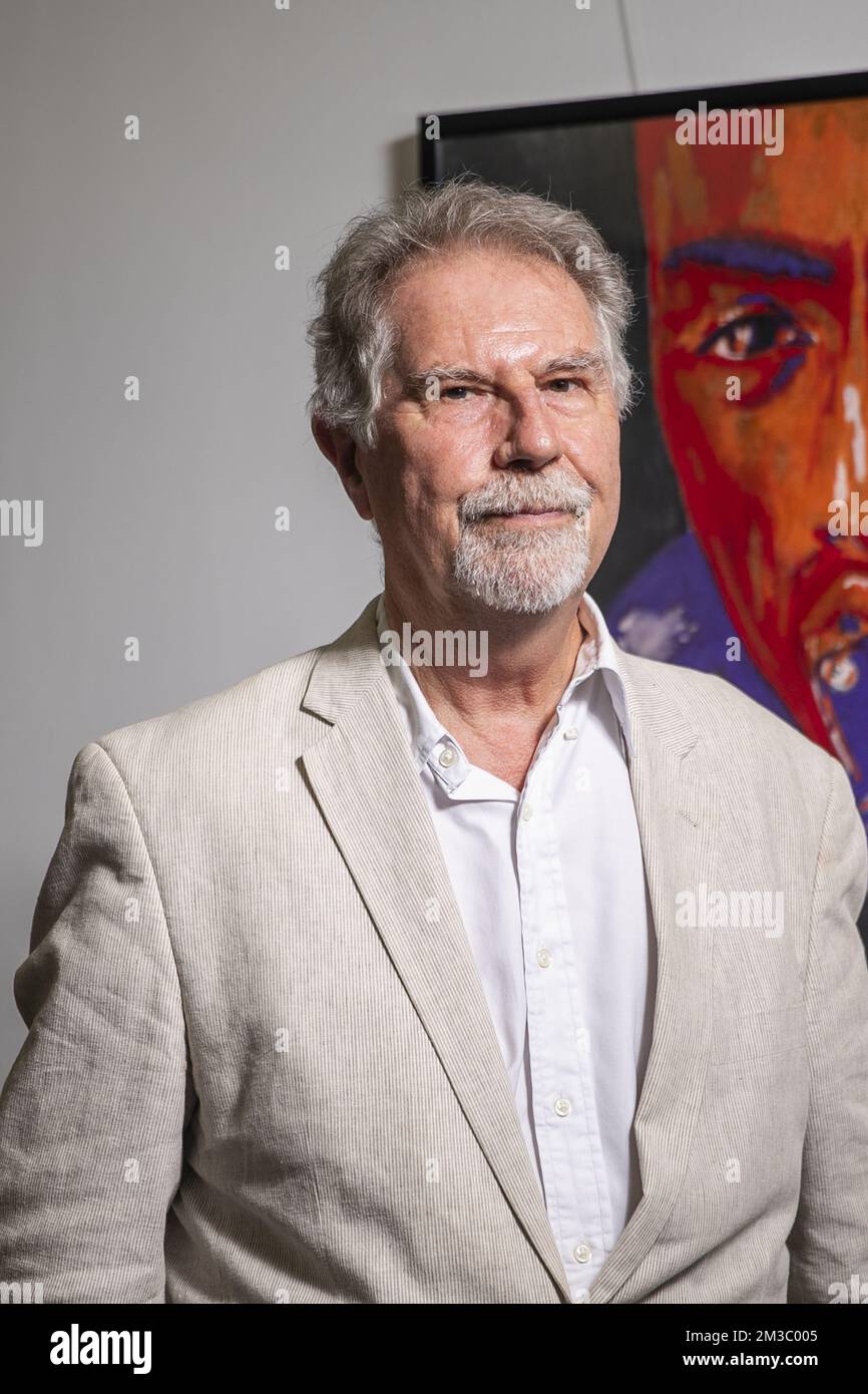 Der Realisator Thierry Michel posiert für den Fotografen während einer Pressekonferenz, die der Filmemacher Thierry Michel und die Produzentin Christine Pireaux im Vorfeld des Prozesses in Kinshasa am 30. August und der Fernsehtour „L'Empire du Silence“ im September in verschiedenen Provinzen der Demokratischen Republik Kongo organisiert haben, Am Dienstag, den 23. August 2022 in Brüssel. BELGA FOTO HATIM KAGHAT Stockfoto