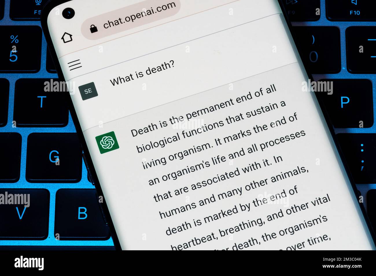 ÖFFNEN Sie den AI-ChatGPT-Chat-bot, der auf einem Smartphone auf einem Laptop angezeigt wird. AI-Chatbot antwortete auf die Frage nach dem Tod. Stafford, Vereinigtes Königreich, Dezember 13, Stockfoto