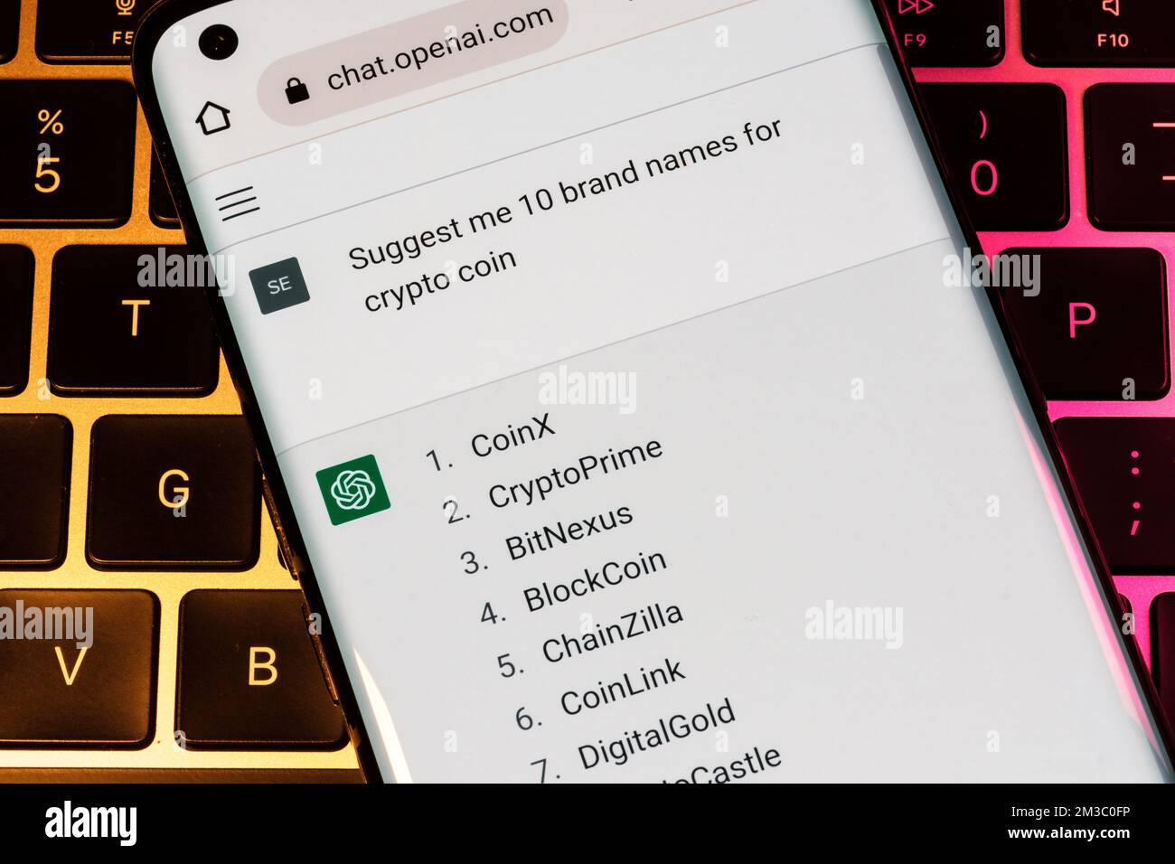 ÖFFNEN Sie den AI-ChatGPT-Chat-bot, der auf einem Smartphone auf einem Laptop angezeigt wird. AI-Chatbot hat auf die Frage nach Namen von Kryptomünzen geantwortet. Stafford, Großbritannien, Stockfoto