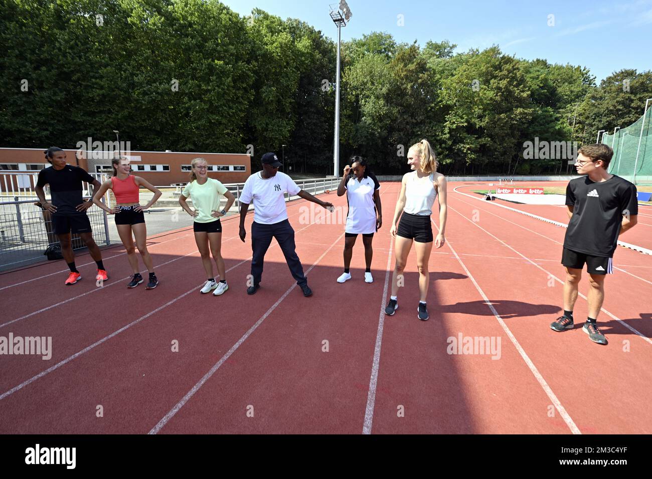 DER US-Trainer Bob Kersee und die Amerikanerin Jackie Joyner Kersee, aufgenommen während einer Weitsprung-Klinik mit Joyner-Kersee und Oliva im Vilvoorde Atletiek Club VAC, vor dem Memorial Van Damme Diamond League Meeting Athletics Event, in Vilvoorde, Mittwoch, 31. August 2022. Das Diamond League-Treffen findet am 02. September statt. BELGA FOTO ERIC LALMAND Stockfoto