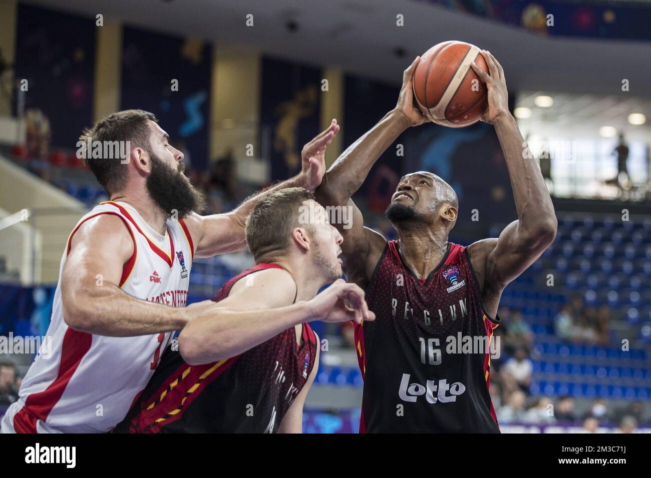 Kevin Tumba aus Belgien, das während des Spiels zwischen Montenegro und den Belgischen Löwen, Spiel zwei von fünf in Gruppe A, am Samstag, den 03. September 2022 im EuroBasket 2022 in der Tiflis Arena in Tiflis, Georgia, gezeigt wurde. Die Europäische Basketballmeisterschaft findet vom 1. September bis zum 18. September statt. BELGA FOTO NIKOLA KRSTIC Stockfoto