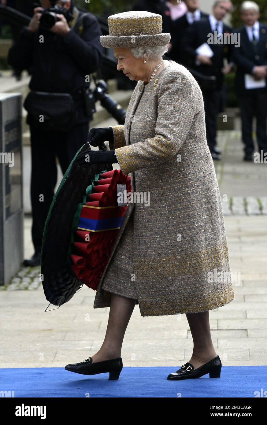 20141106 - LONDON, GROSSBRITANNIEN: Die britische Königin Elizabeth II. Wurde während eines königlichen Besuches zur Einweihung des Gedenkgartens „Flanders Fields Memorial Garden“ des Ersten Weltkriegs in London, Großbritannien, am Donnerstag, den 06. November 2014, abgebildet. BELGA FOTO ERIC LALMAND Stockfoto