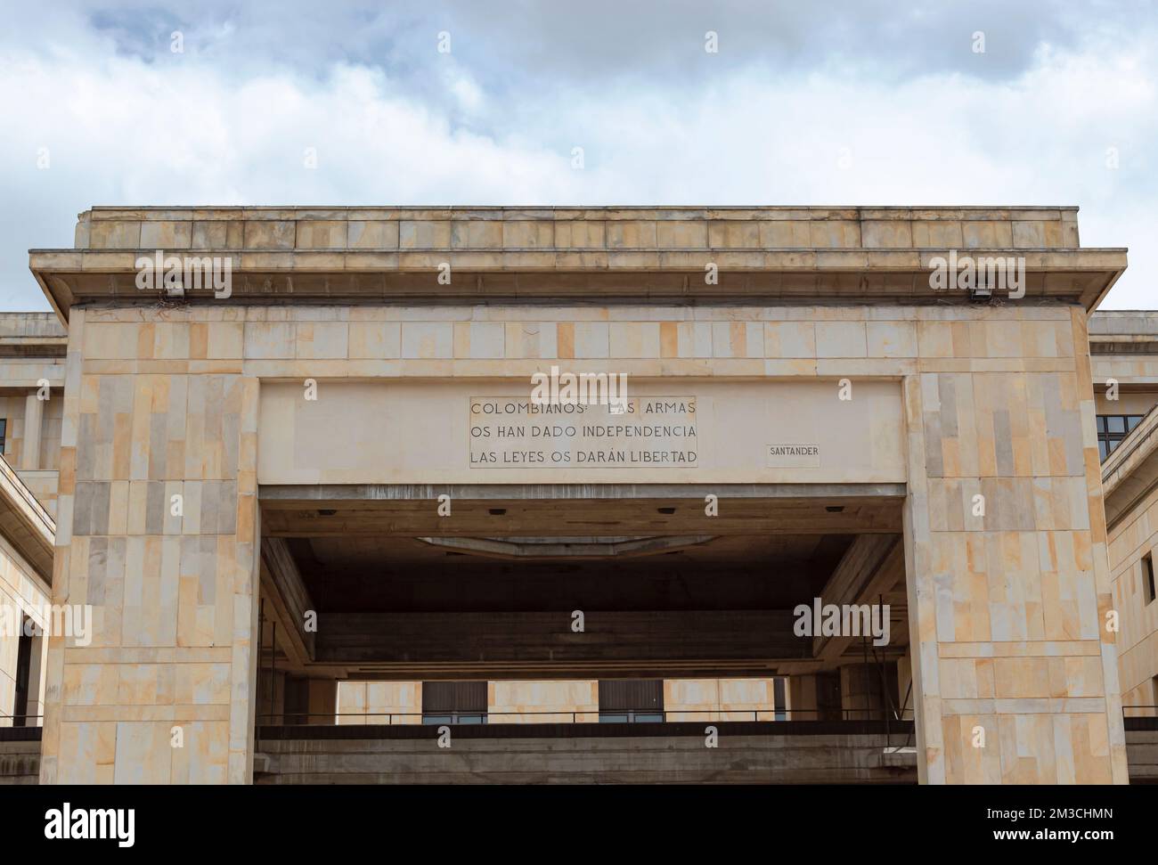 BOGOTA, KOLUMBIEN – Glanzlichter Blick auf die Fassade der „Pale of Justice“ mit Francsco de Paula Santander im Hintergrund in Stein und blauem Himmel Stockfoto