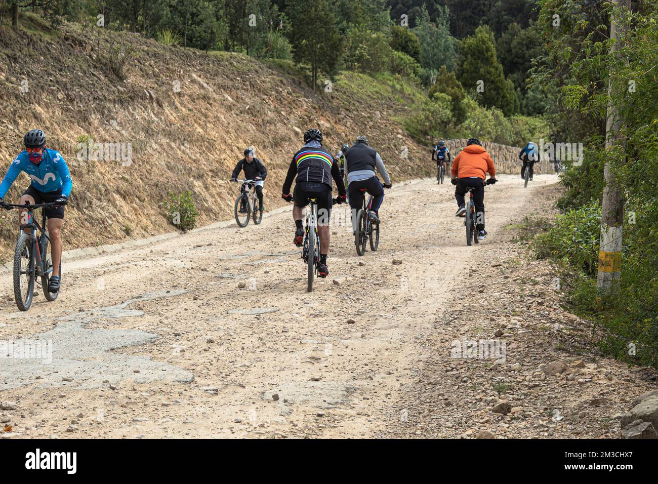 Menschen, die mit dem Mountainbike über einen Sandweg in den bogota Bergen fahren während erlaubter Übungen in Coronavirus Quarantäne. Stockfoto