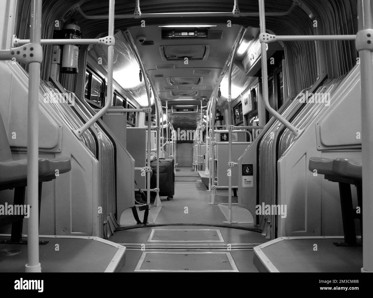 BOGOTA, KOLUMBIEN - Ein Transmilenio-Bus um Mitternacht mit einer Person mit Reisetasche. Schwarzweißfotografie Stockfoto