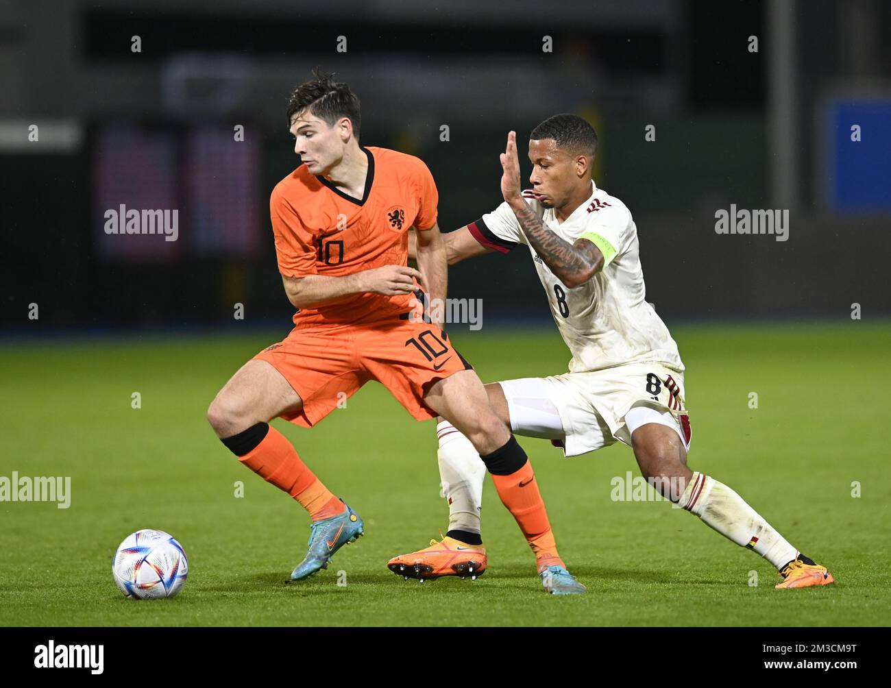 Jurgen Ekkelenkamp von Jong Oranje und der belgische Aster Vranckx