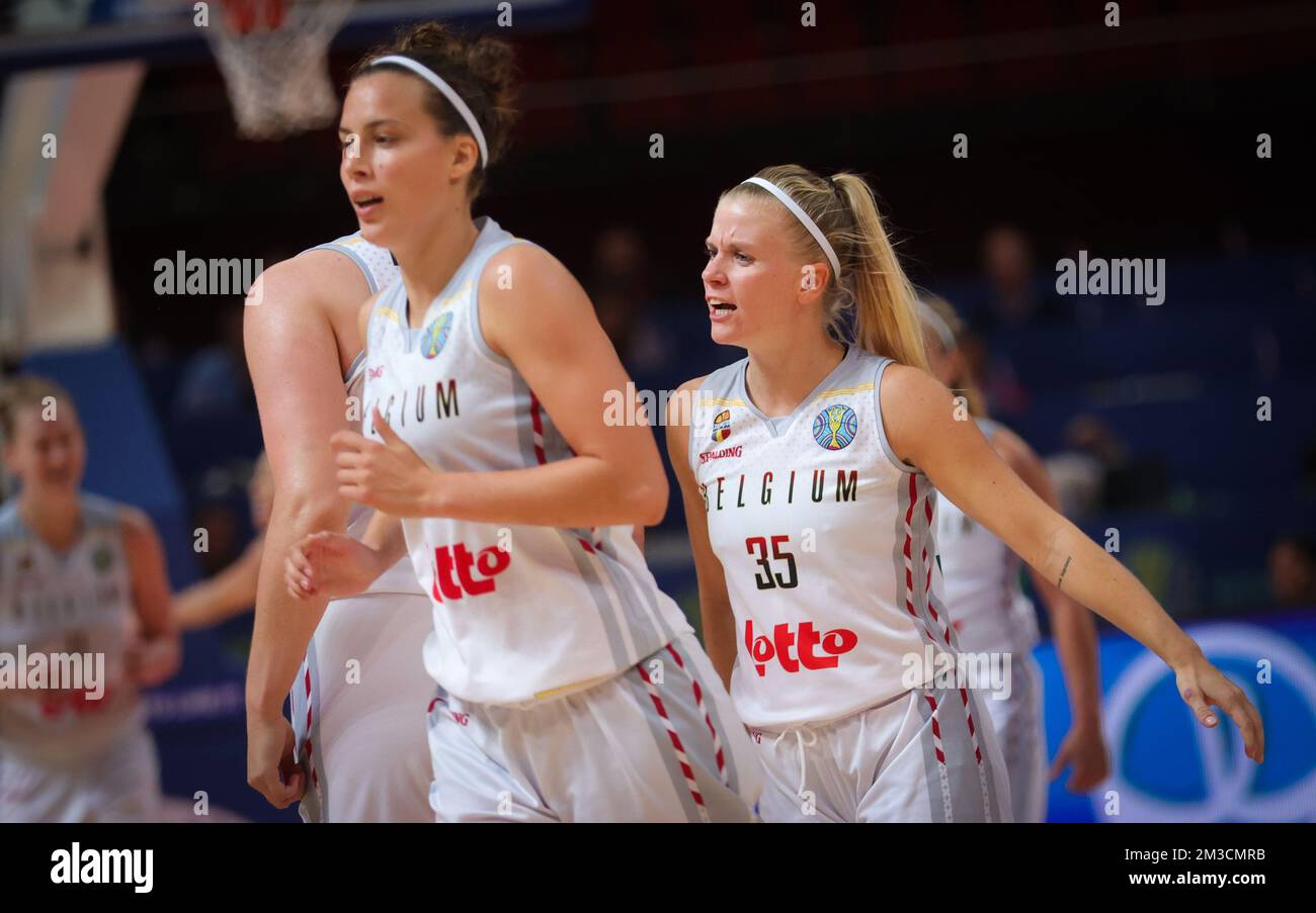 Belgiens Antonia Tonia Delaere und Belgiens Julie Vanloo feiern während eines Spiels zwischen den belgischen Katzen und Porto Rico in Sydney, Australien, am Samstag, den 24. September 2022, das dritte Spiel der Katzen in Gruppe A bei der FIBA Women's Basketball World Cup. Die 19.. Ausgabe der FIBA Women's Basketball World Cup 2022 findet vom 22. September bis zum 01. Oktober in Sydney, Australien, statt. BELGA PHOTO VIRGINIE LEFOUR Stockfoto