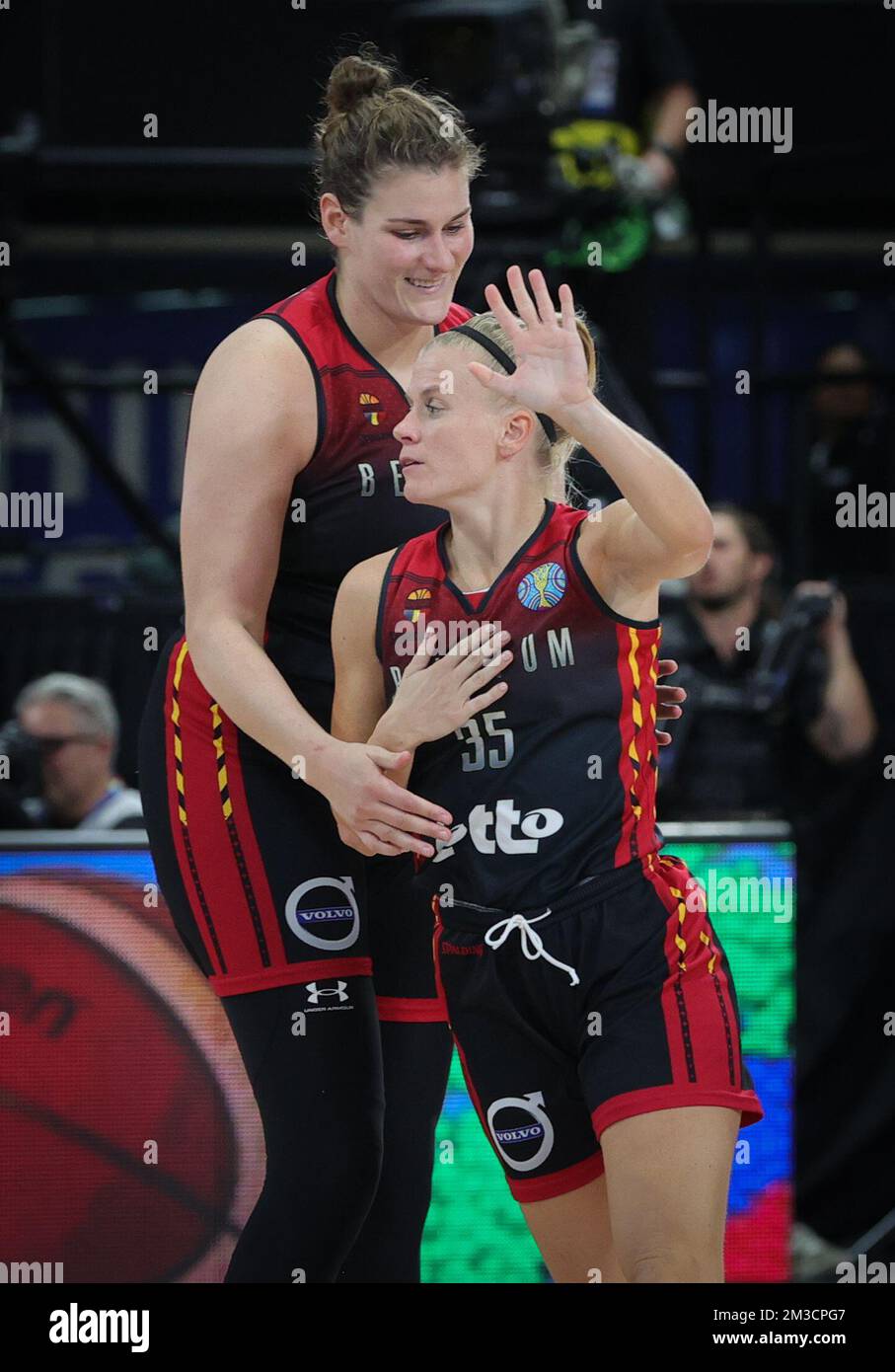 Kyara Linskens aus Belgien und Julie Vanloo aus Belgien bildeten während eines Basketballspiels zwischen der belgischen Nationalmannschaft The Belgian Cats und China am Dienstag, den 27. September 2022 in Sydney, Australien, das Spiel 5/5 in Gruppe A bei der FIBA Women's Basketball World Cup. Die 19.. Ausgabe der FIBA Women's Basketball World Cup 2022 findet vom 22. September bis zum 01. Oktober in Sydney, Australien, statt. BELGA PHOTO VIRGINIE LEFOUR Stockfoto