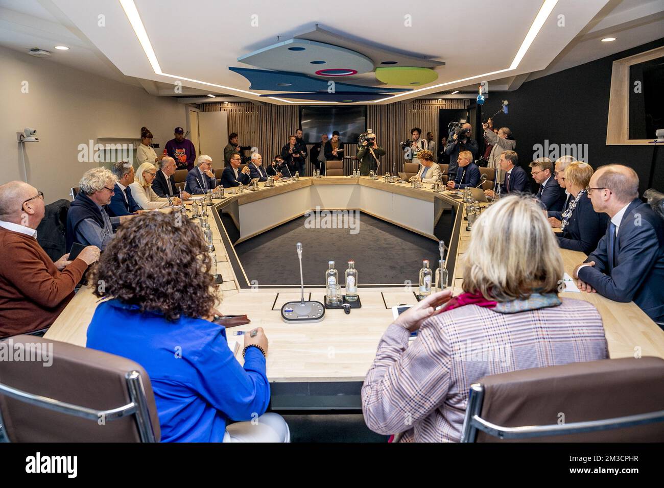 Die Abbildung zeigt ein Treffen des Premierministers mit der Gruppe von 10 Mitgliedern (Groep van Tien - Groupe de Dix), einer Auswahl von Sozialpartnern, darunter Gewerkschaftsvertreter und Arbeitgeberorganisationen, am Dienstag, den 27. September 2022 in Brüssel. Auf der Tagesordnung des Treffens stehen Maßnahmen der Regierung zu den Energierechnungen und laufende Themen zum sozialen Dialog. BELGA FOTO HATIM KAGHAT Stockfoto