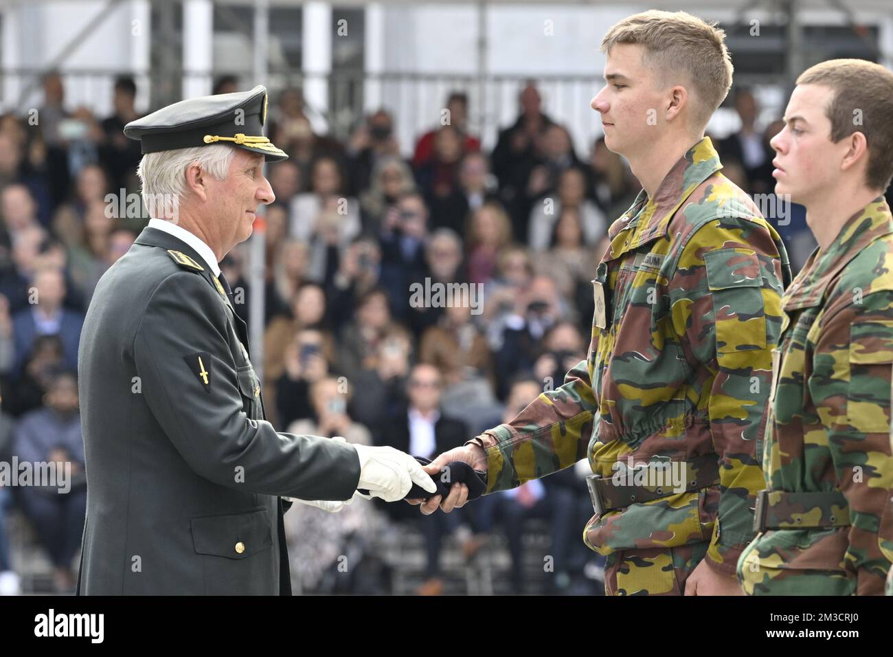 König Philippe - Filip von Belgien und Prinz Gabriel, abgebildet während der Parade der Blauen Berets, bei der die Studenten des ersten Jahrgangs der Königlichen Militärakademie, die die militärische Initiationsphase erfolgreich abgeschlossen haben, am Freitag, dem 30. September 2022, in Brüssel mit einer Blauen Baskenmütze überreicht werden. Prinz Gabriel studiert im ersten Jahr an der Royal Military Academy (KMS-ERM - Koninklijke Militaire School - Ecole Royale Militaire). Stockfoto