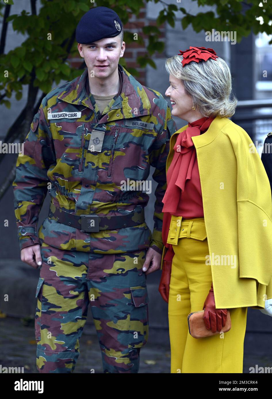 Prinz Gabriel und Königin Mathilde von Belgien, abgebildet während der Parade der Blauen Berets, bei der die Studenten der Königlichen Militärakademie, die die militärische Initiationsphase erfolgreich abgeschlossen haben, am Freitag, dem 30. September 2022, in Brüssel eine blaue Baskenmütze erhalten. Prinz Gabriel studiert im ersten Jahr an der Royal Military Academy (KMS-ERM - Koninklijke Militaire School - Ecole Royale Militaire). BELGA FOTO ERIC LALMAND Stockfoto