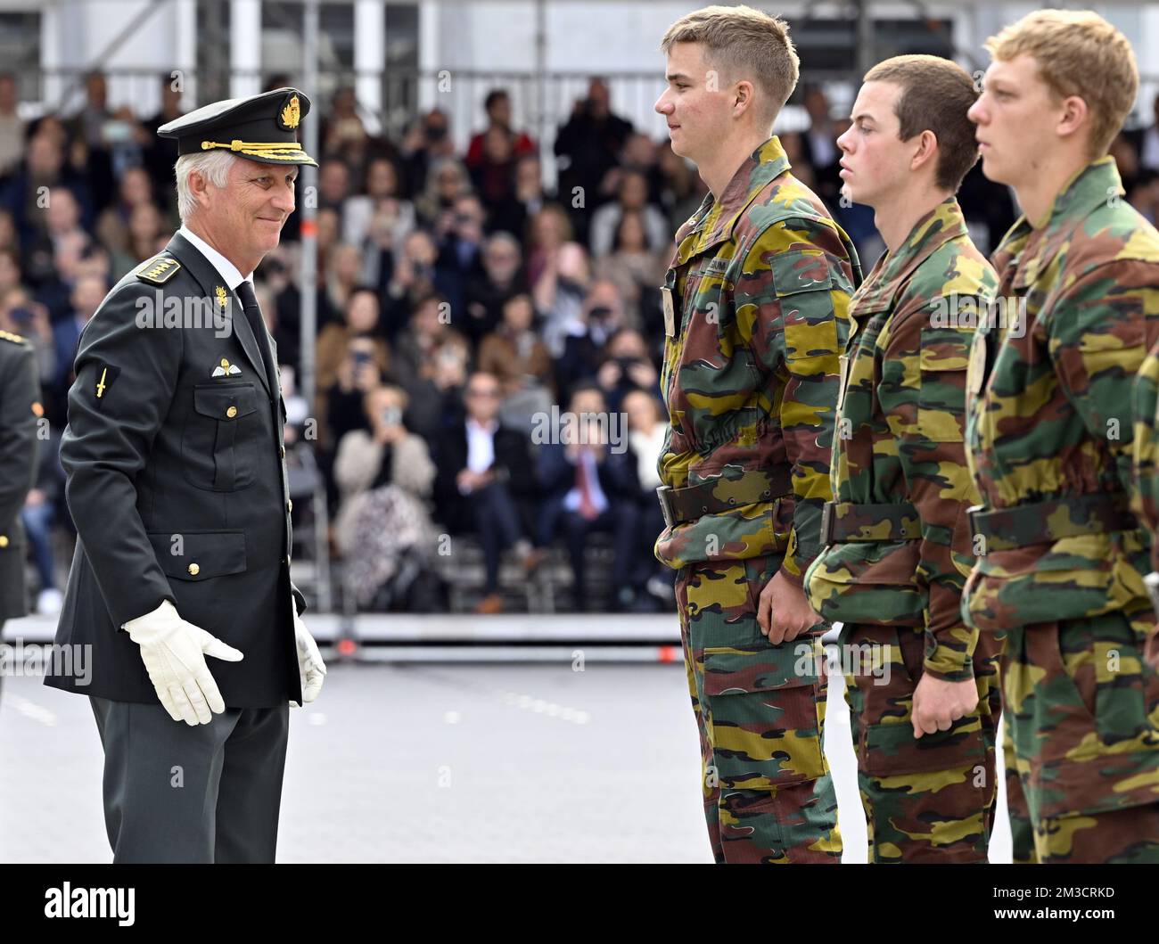 König Philippe - Filip von Belgien und Prinz Gabriel, abgebildet während der Parade der Blauen Berets, bei der die Studenten des ersten Jahrgangs der Königlichen Militärakademie, die die militärische Initiationsphase erfolgreich abgeschlossen haben, am Freitag, dem 30. September 2022, in Brüssel mit einer Blauen Baskenmütze überreicht werden. Prinz Gabriel studiert im ersten Jahr an der Royal Military Academy (KMS-ERM - Koninklijke Militaire School - Ecole Royale Militaire). BELGA FOTO ERIC LALMAND Stockfoto