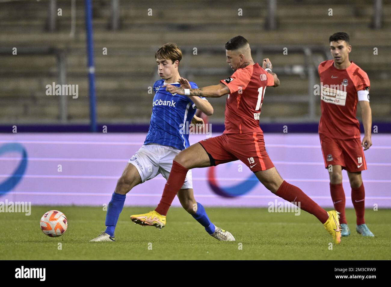 Jong Genks Maarten Swerts und Danders Suer Barbaros Cukur Tiago kämpfen am Freitag, den 30. September 2022 in Genk, am 7. Tag der 'Challenger Pro League' 1B. Division der belgischen Meisterschaft 2022-2023, um den Ball während eines Fußballmatches zwischen Jong Genk (U23) und dem FC Dender. BELGA FOTO JOHAN EYCKENS Stockfoto