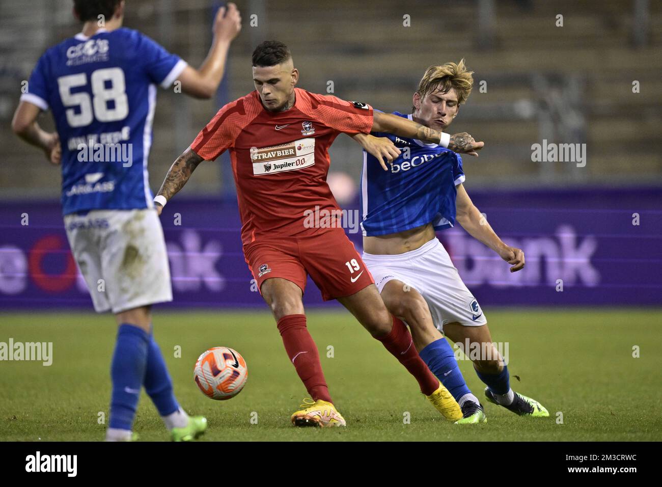 Denders Suer Barbaros Cukur Tiago und Jong Genks Daan Dierckx kämpfen am Freitag, den 30. September 2022 in Genk, am 7. Tag der 'Challenger Pro League' 1B. Division der belgischen Meisterschaft 2022-2023, um den Ball während eines Fußballschlags zwischen Jong Genk (U23) und dem FC Dender. BELGA FOTO JOHAN EYCKENS Stockfoto