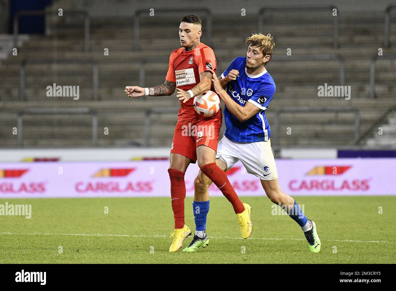 Denders Suer Barbaros Cukur Tiago und Jong Genks Daan Dierckx kämpfen am Freitag, den 30. September 2022 in Genk, am 7. Tag der 'Challenger Pro League' 1B. Division der belgischen Meisterschaft 2022-2023, um den Ball während eines Fußballschlags zwischen Jong Genk (U23) und dem FC Dender. BELGA FOTO JOHAN EYCKENS Stockfoto