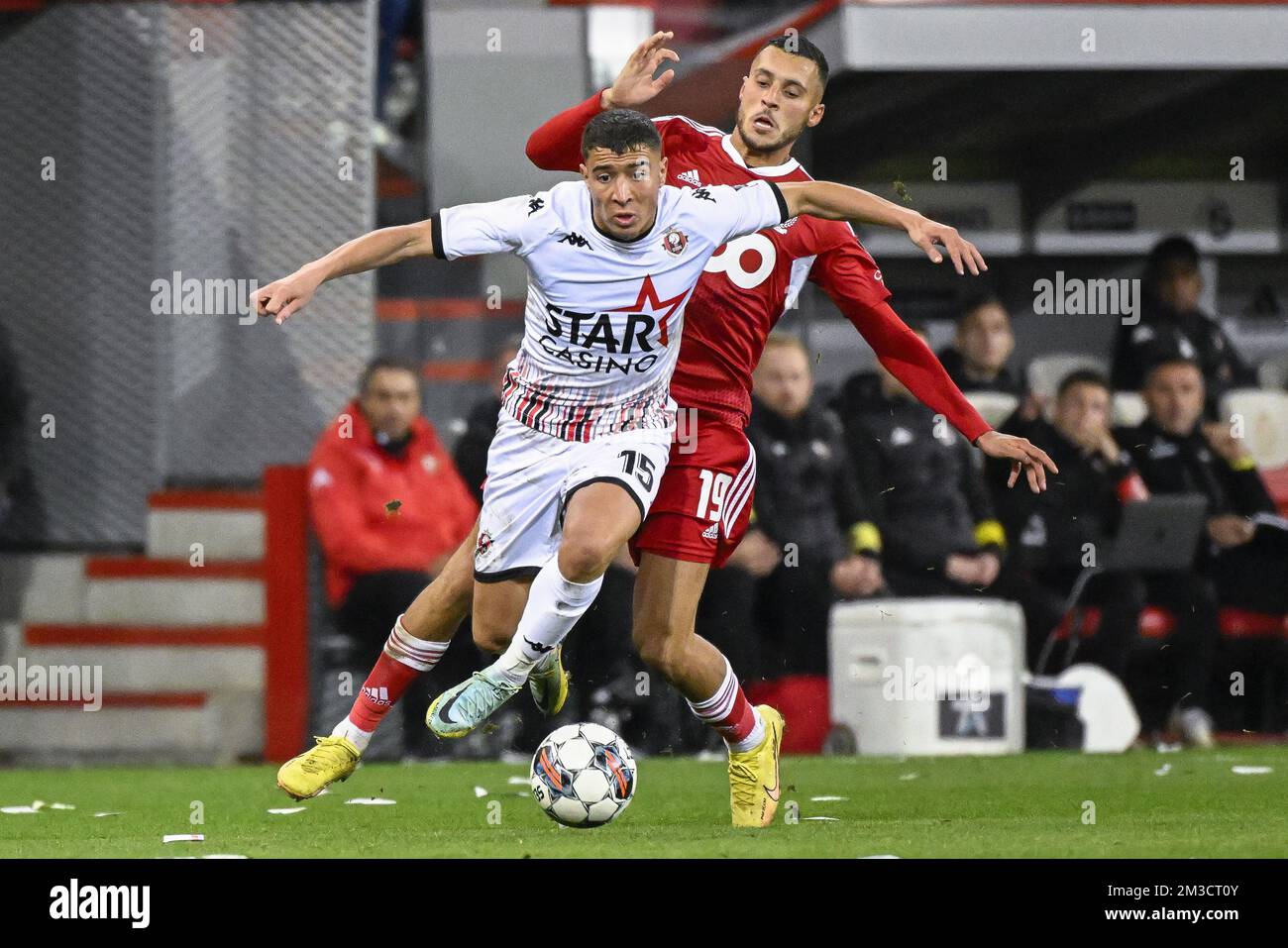 Seraings Sami Lahssaini und Norders Selim Amallah kämpfen am Freitag, 30. September 2022, in Lüttich, am 10. Tag der „Jupiler Pro League“ der belgischen Meisterschaft 2022-2023, um den Ball bei einem Fußballspiel zwischen Standard de Liege und RFC Seraing. BELGA FOTO LAURIE DIEFFEMBACQ Stockfoto